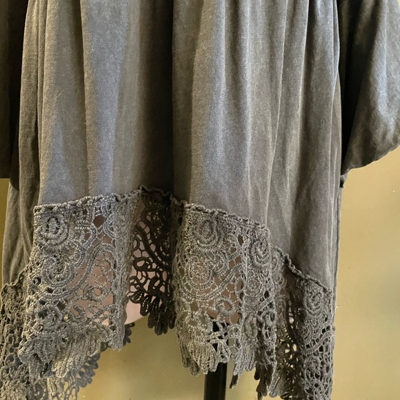 Indigo Thread Gray bell sleeve Tunic Top size Medium - Picture 3 of 4